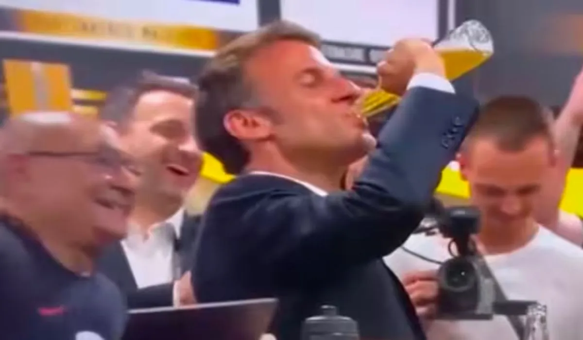 Macron con una pinta de cerveza Corona en el vestuario de Toulouse