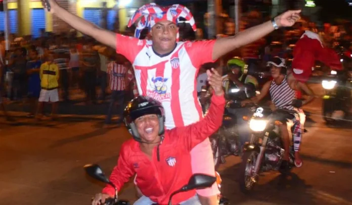 Miles de hinchas de Junior celebraron el falso título del fútbol colombiano.