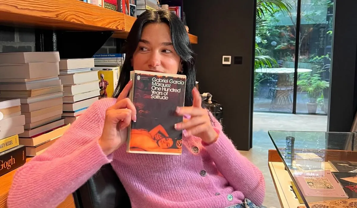 Dua Lipa con el libro 100 años de soledad de Gabriel García Márquez