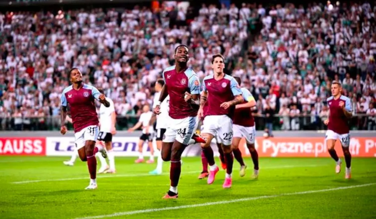 Jhon Durán (centro) celebra el primer gol del Aston Villa contra el Legia de Varsovia