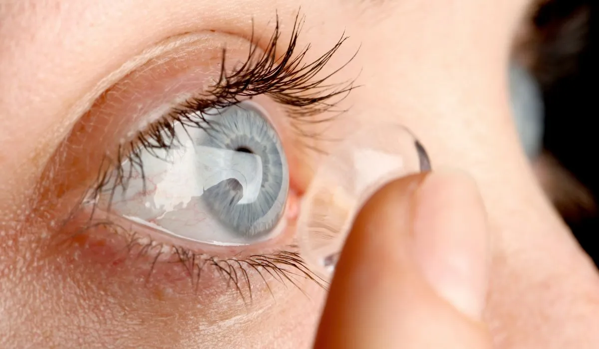 Las personas que usan lentes de contacto tienen mayor riesgo de desarrollar esta infección