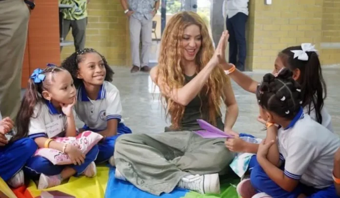 Shakira estuvo en la entrega del colegio Nuevo Bosque.
