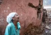 Una mujer en su casa destruida en el centro histórico de Marrakech