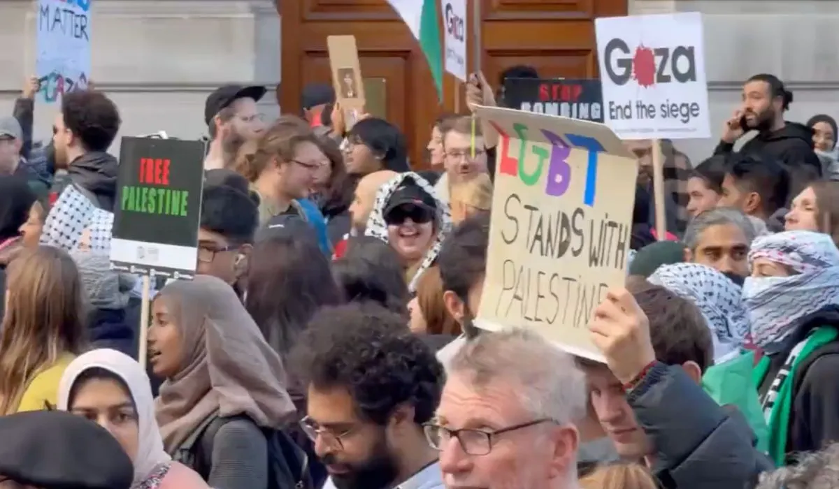 Activista LGBT sostiene un cartel en una marcha pro Palestina en Londres