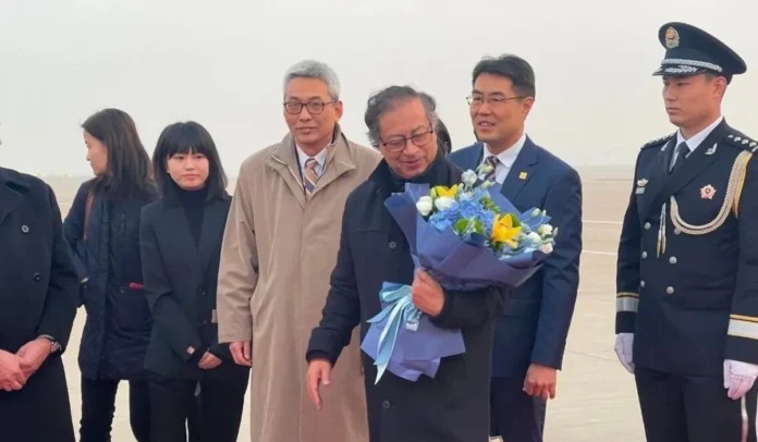 Petro es recibido con flores en China