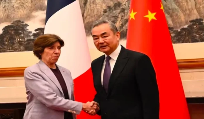 El ministro de Asuntos Exteriores de China, Wang Yi (derecha), estrecha la mano de la ministra de Asuntos Exteriores francesa, Catherine Colonna