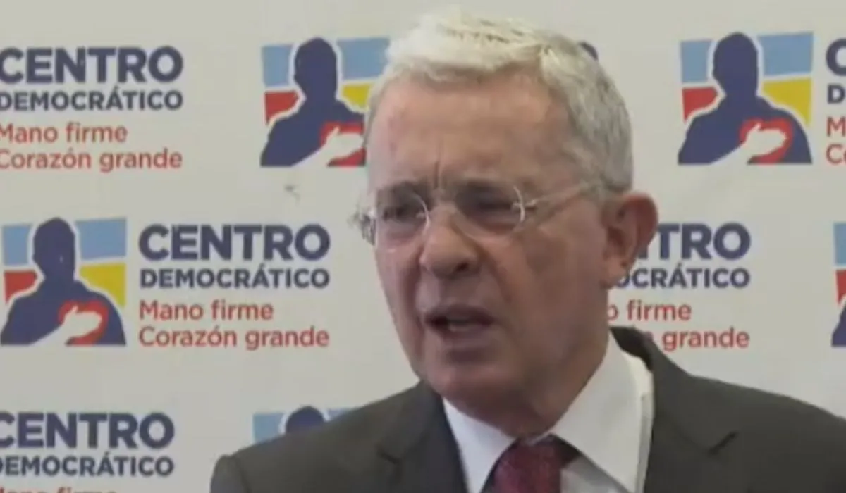 Uribe terminó su versión libre en la Fiscalía por la masacre de El Aro.