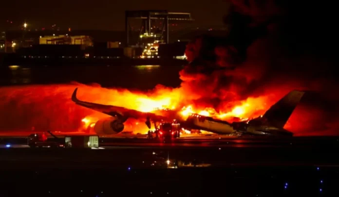 Avión A350 de Japan Airlines se incendió, en Tokio, el 2 de enero de 2024