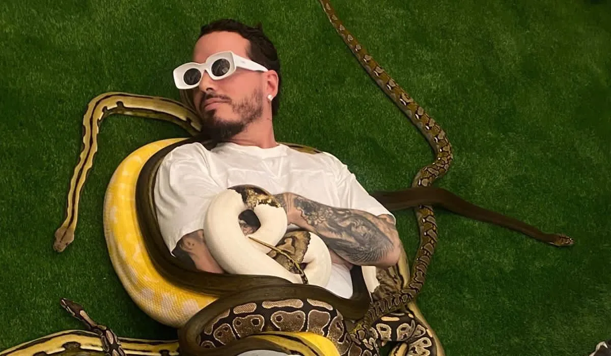 J Balvin posó junto a serpientes para lanzar un contundente mensaje.