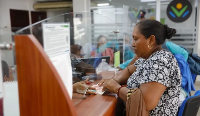 Una mujer reclama Renta Ciudadana en el Banco Agrario