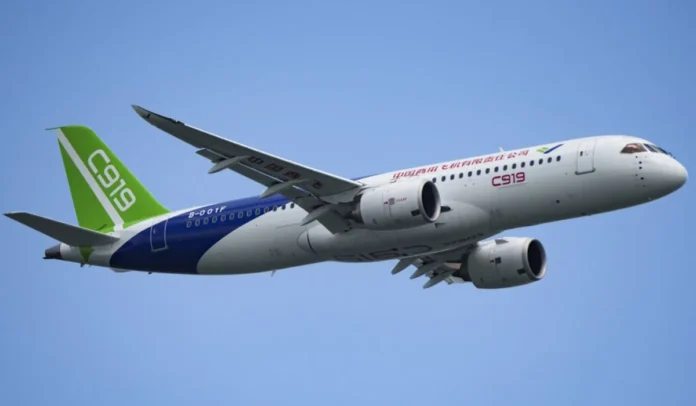 El C919 busca desafiar a los gigantes Airbus y Boeing.