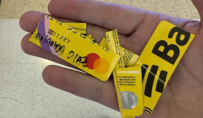 Dejó la tarjeta débito Bancolombia olvidada en un cajero