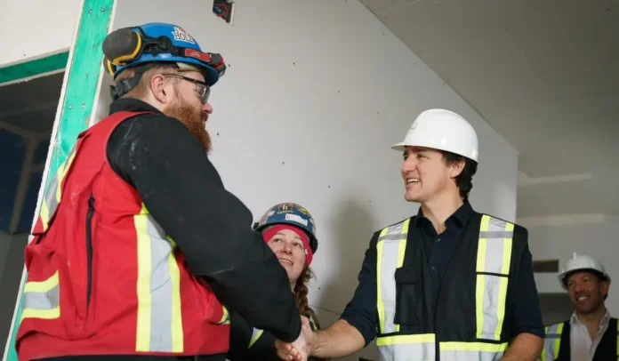 Justin Trudeau con un trabajador de la construcción en Canadá