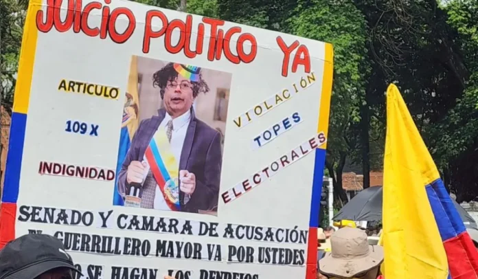 Una pancarta en Medellín durante las manifestaciones del 21 de abril de 2024