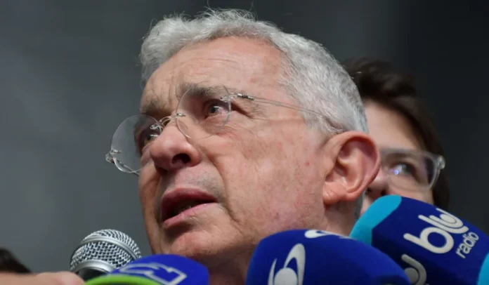 Álvaro Uribe Vélez es señalado de sobornar a testigos.