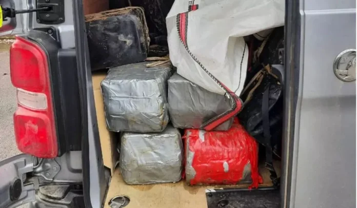 Cocaína incautada de una furgoneta Vauxhall por la Agencia Nacional contra el Crimen