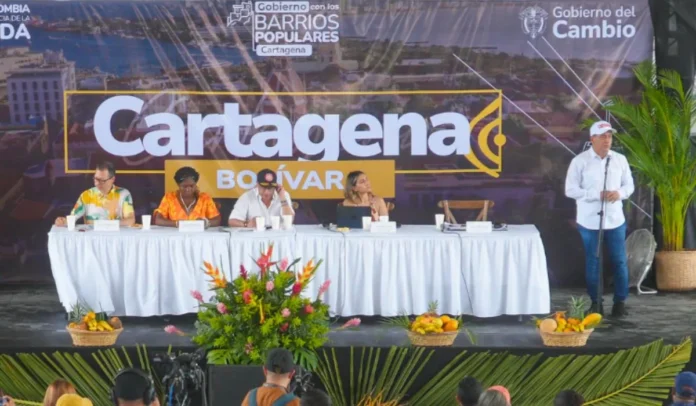 El alcalde de Cartagena Dumek Turbay realiza discurso frente al presidente Petro