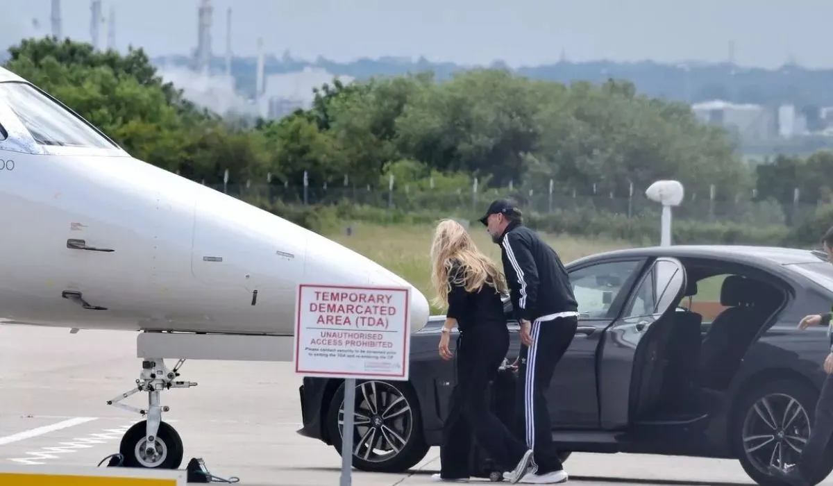 Jurgen Klopp y su esposa Ulla Sandrock abordan un jet privado en el aeropuerto de Liverpool