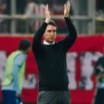 Unai Emery, entrenador del Aston Villa, reacciona durante la semifinal de la UEFA Europa Conference League contra el Olympiakos