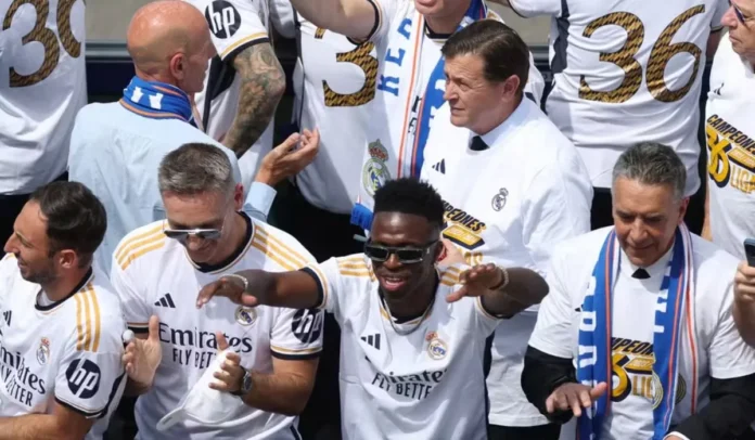 Vinicius Junior en la celebración del título de España del Real Madrid — Foto Reuters