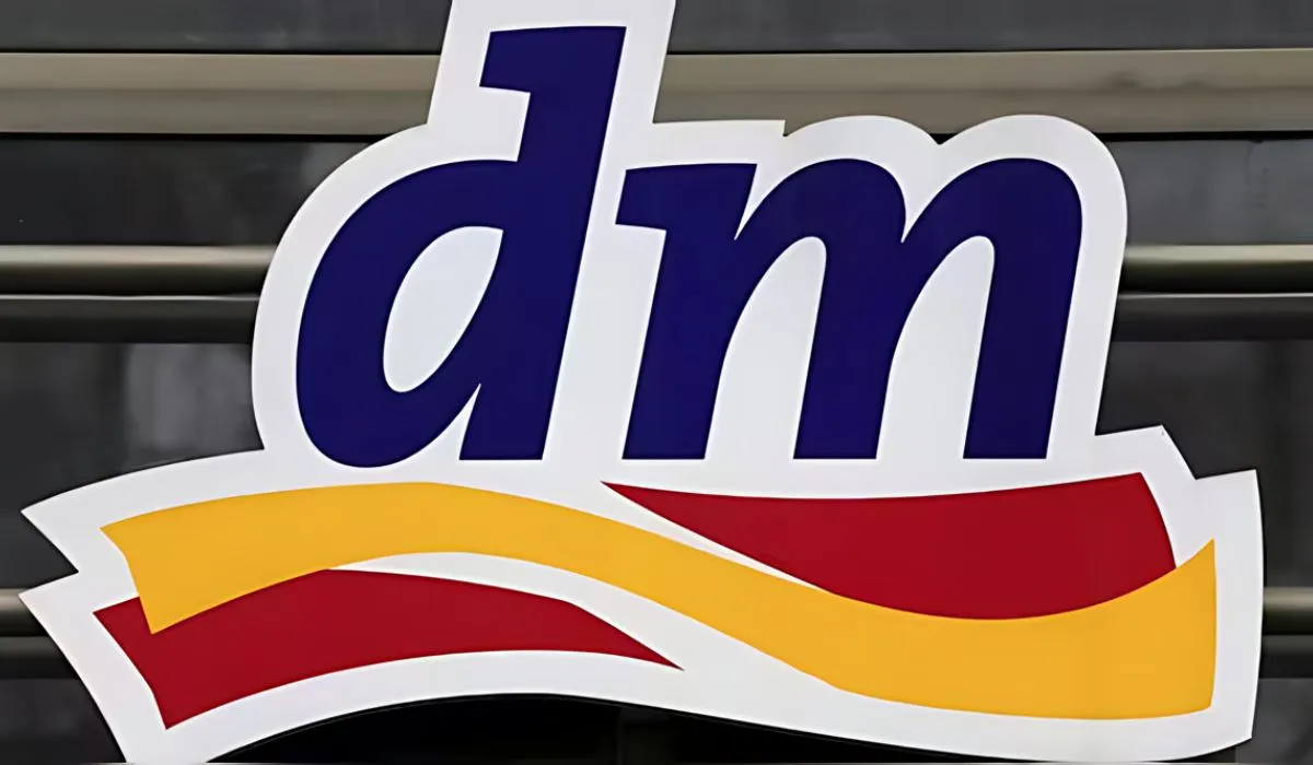 El logo de la cadena de farmacias 'dm'. Fuente: AP