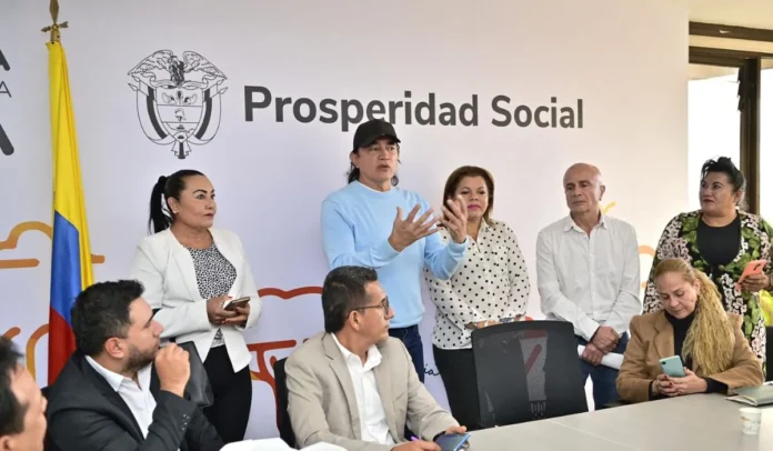 Gustavo Bolívar con su equipo de trabajo en Prosperidad Social