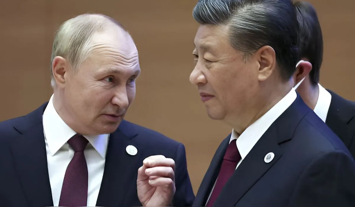 El presidente ruso, Vladimir Putin, habla con el presidente chino, Xi Jinping