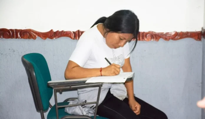 Mujer indígena recibe su tierra