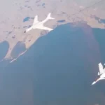 Un bombardero H-6K de la Fuerza Aérea China es acompañado por un avión de combate ruso Sukhoi Su-30CM