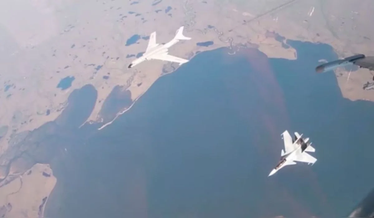 Un bombardero H-6K de la Fuerza Aérea China es acompañado por un avión de combate ruso Sukhoi Su-30CM