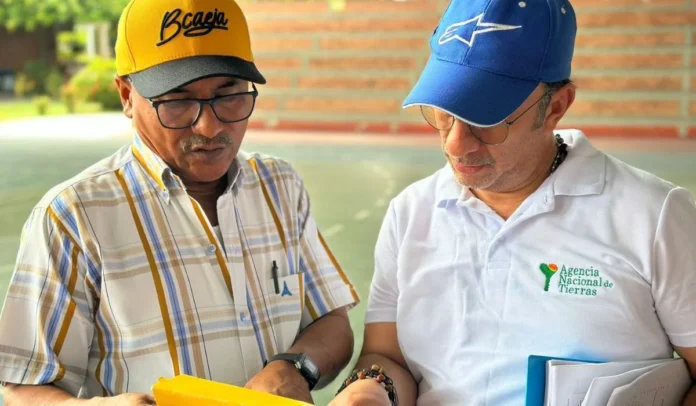 Campesinos en entrega de tierras