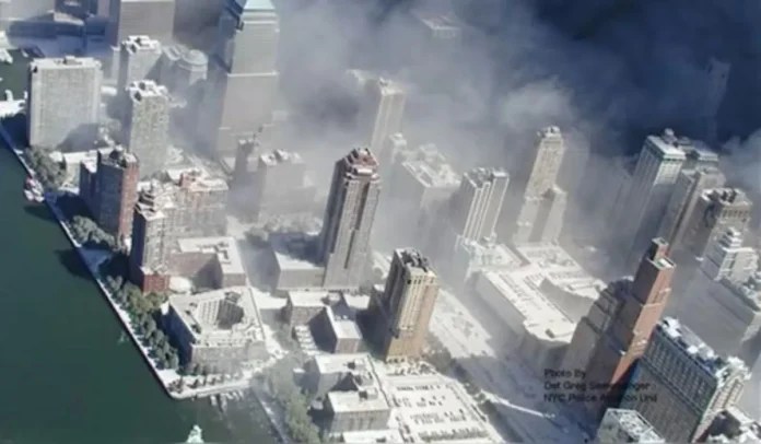 El humo se eleva desde el World Trade Center en Nueva York después de ser alcanzado por aviones secuestrados el 11 de septiembre de 2001