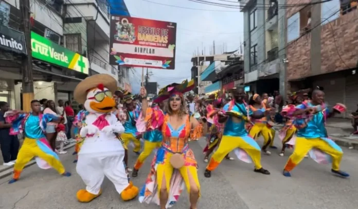 El pollo Frisby bailando en las Fiestas de San Pacho