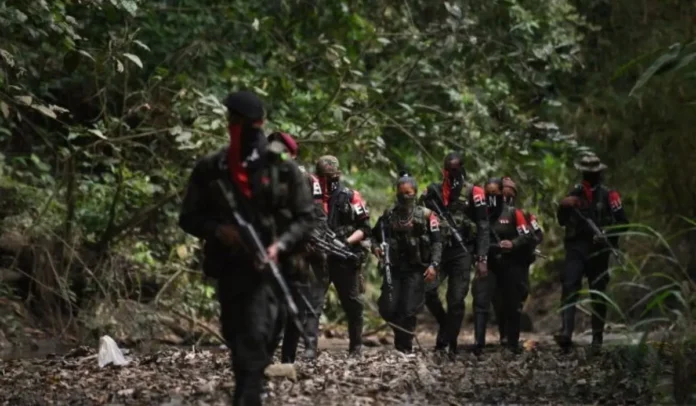 Se suspende diálogos de paz entre el Gobierno Colombiano y el ELN tras letal ataque en Arauca.