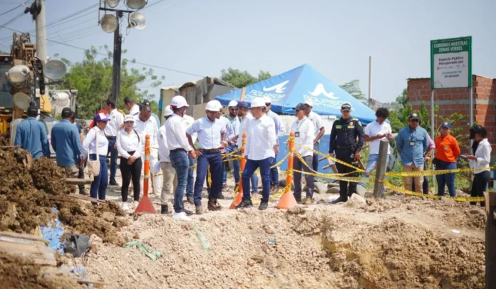 El alcalde instó a la empresa a mejorar sus servicios.