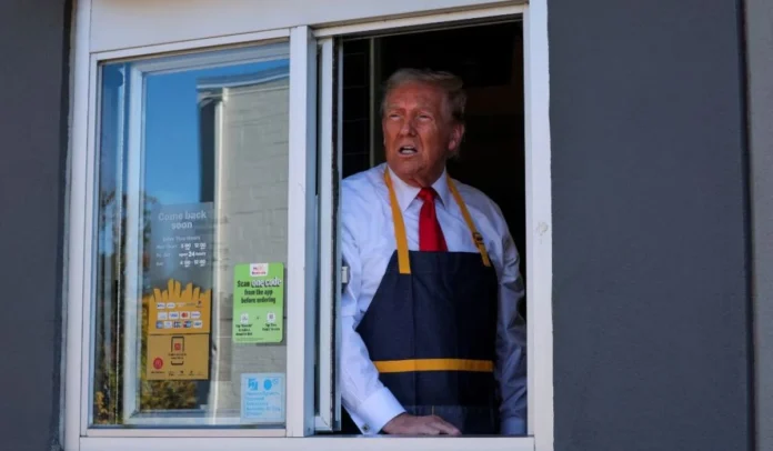 Trump reacciona mientras sirve comida en un restaurante McDonalds en Feasterville-Trevose, Pensilvania, EE.UU.