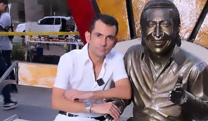 Iván Zuleta visitando la escultura de Diomedes Díaz en Valledupar.