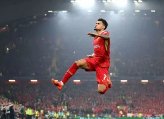 Luis Díaz celebra uno de sus tres goles contra el Bayer Leverkusen