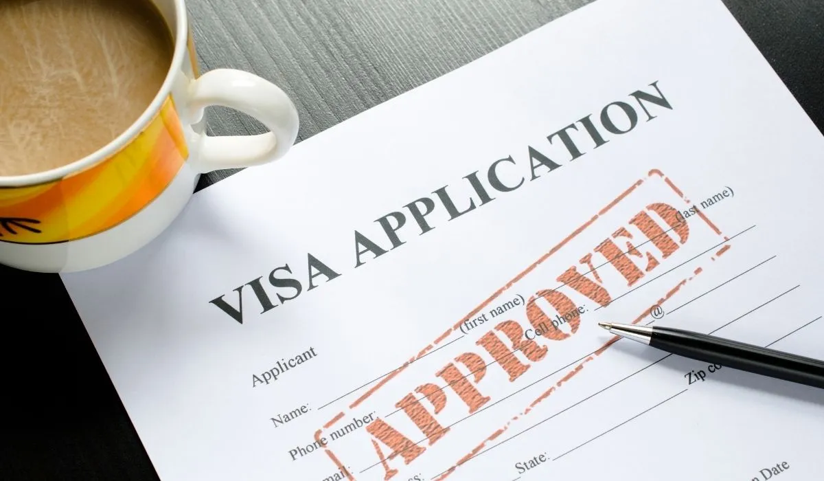 Embajada de Estados Unidos lanza programa para adelantar las citas de la visa.