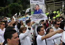 Huérfanos por feminicidio en Colombia luchan por una ley que los proteja Rosa Elvira Cely, víctima de feminicidio en 2012, se convirtió en símbolo de la lucha contra la impunidad.