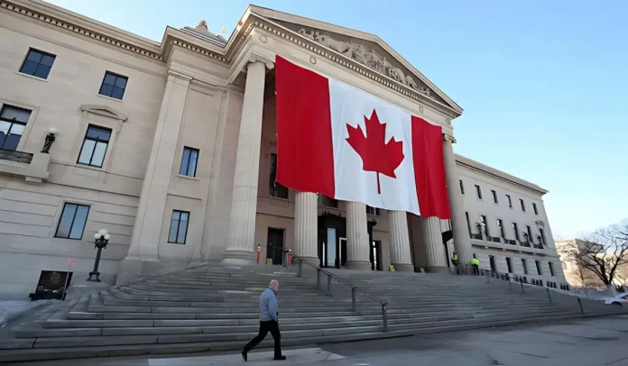 Bandera canadiense cuelga en el frente del edificio legislativo de Manitoba en Winnipeg, Manitoba, Canadá