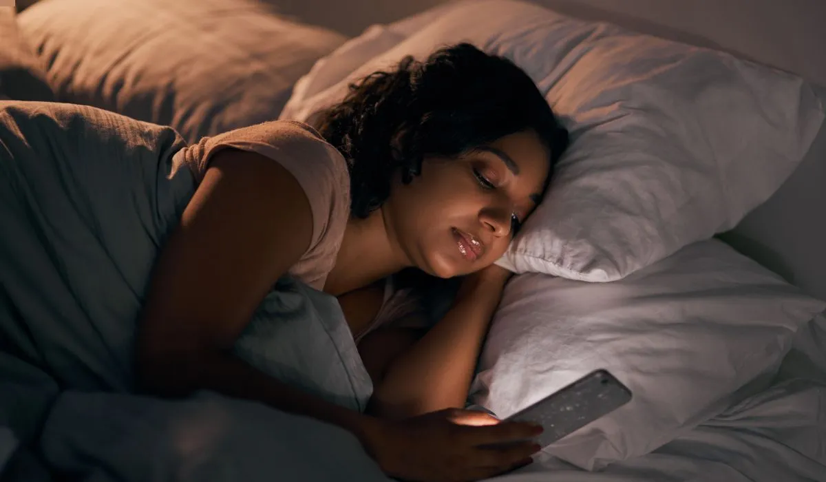 Un hábito común a la hora de acostarse podría estar alimentando el insomnio en adultos jóvenes