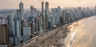 Balneario Camboriú alberga siete de los 10 rascacielos más altos del país.
