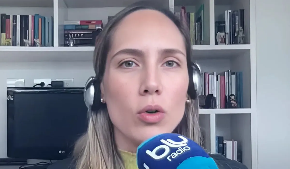 Camila Zuluaga desde la cabina de Blu Radio.