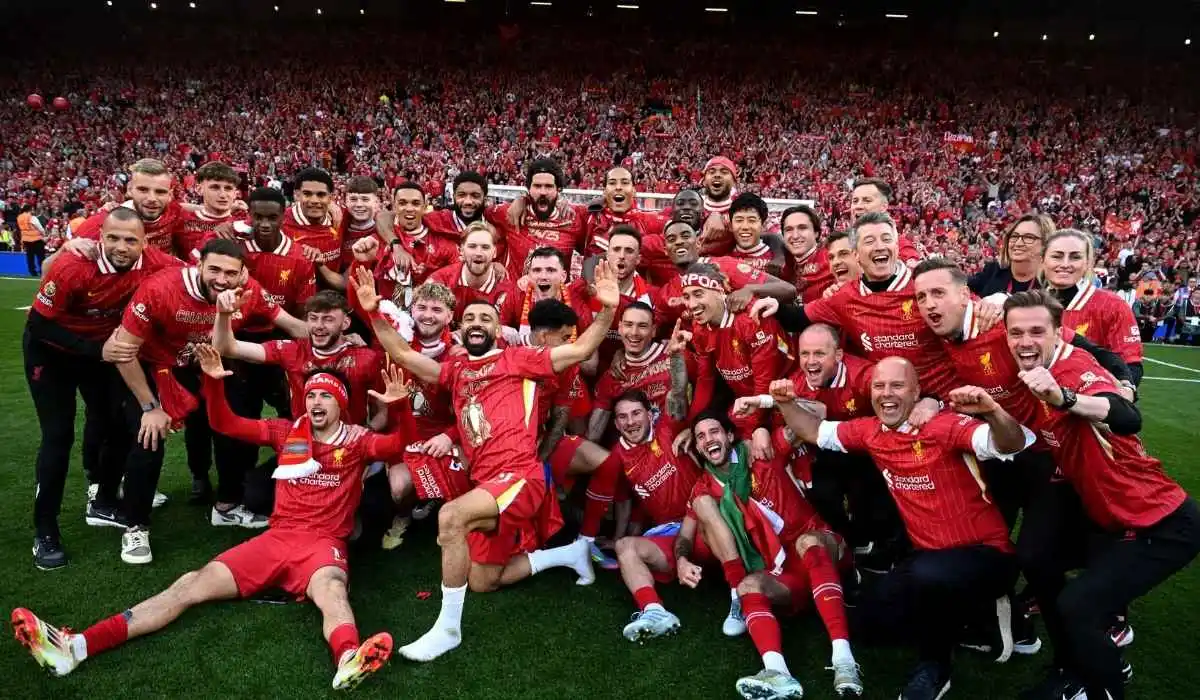 El Liverpool celebra su victoria en la Premier League, marcando un hito histórico en el fútbol inglés