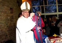 El Papa Francisco con una camiseta de San Lorenzo