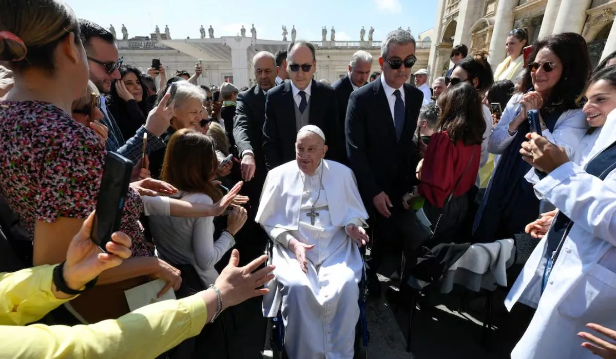 El Papa Francisco sorprendió al aparecer en público en el Vaticano tras superar una grave neumonía. Su salud mejora, pero sigue bajo estricta convalecencia.