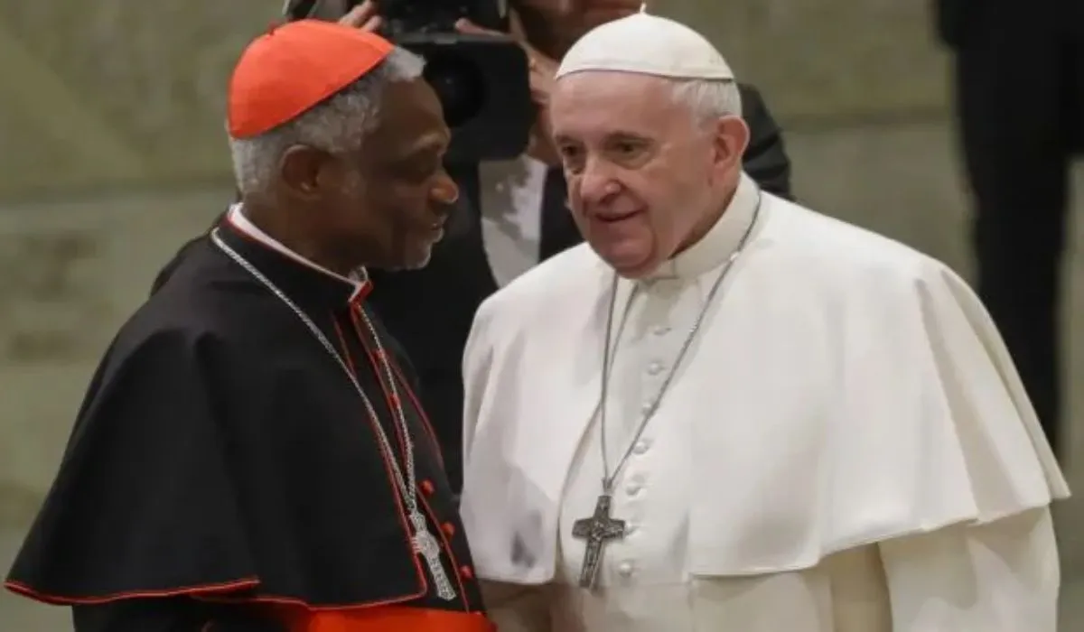 El papa Francisco aparece con el cardenal Peter Turkson durante su audiencia general semanal