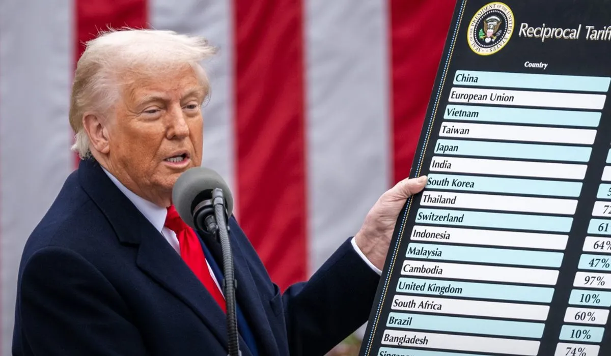 El presidente Donald Trump en la Casa Blanca mientras anuncia los países afectados por aranceles