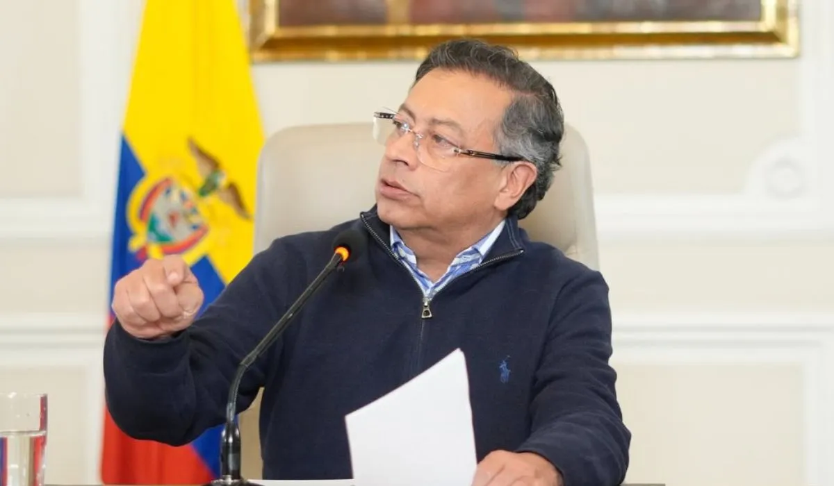 El presidente Petro acusó a la prensa de confundir sobre diálogos con disidencias.